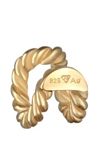Snoet guldtonet ring med en tekstureret design, prynet med "925 Ag" på en glat accent. Fremstillet af sterlingsølv.