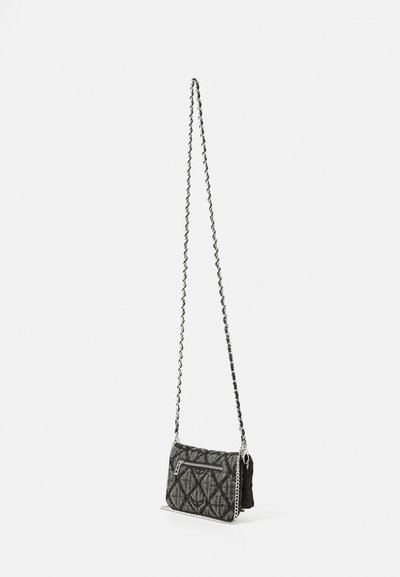 Borsa nera trapuntata con forma rettangolare, compartimento con cerniera e tracolla a catena con anelli torcigliati. Dettagli di superficie testurizzata.