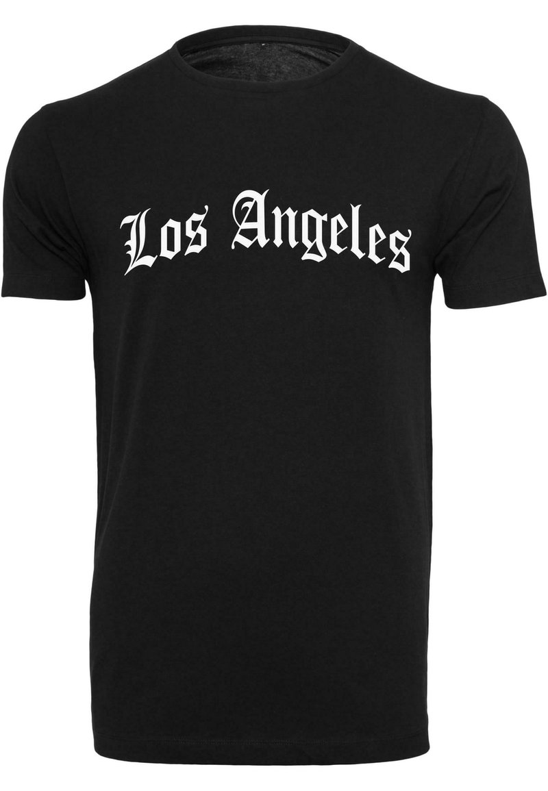 Melnas kokvilnas t-krekls ar baltiem gotiskajiem burtiem, kas rakstīti "Los Angeles" uz krūšu daļas. Īsas piedurknes un apaļš kakla izgriezums.