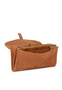 Bruin leren portemonnee met meerdere compartimenten, een ritssluiting en knoopsluiting, met een gladde textuur en een minimalistisch ontwerp.