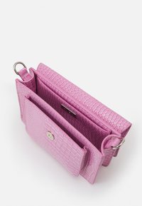 HVISK CAYMAN POCKET TRACE - Taška s příčným popruhem - pastel purple