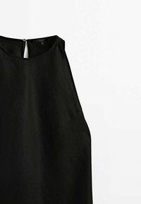 Schwarzes ärmelloses Kleid mit Rundhalsausschnitt, strukturiertem Stoff und kleiner Knopfverschluss auf der Rückseite. Merkmale sind der lockere Schnitt und der geschwungene Saum.