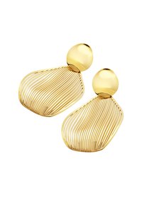 Pendientes dorados con una superficie texturizada y estriada. Presentan una parte superior redondeada y una forma orgánica y fluida con un diseño abierto.