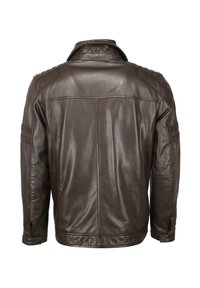 Bruine leren jas met een staande kraag, gedetailleerde stiksels en ribbelaccenten op de schouders en mouwen. Soepele textuur, klassiek ontwerp.