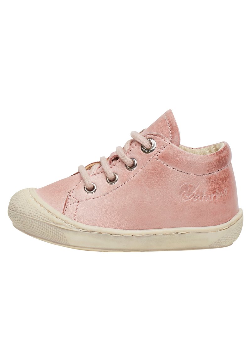 Rosa läderstövel för småbarn med rund tå, texturerad gummisula, tre snörhål, beige foder och diskret logotyp på utsidan.