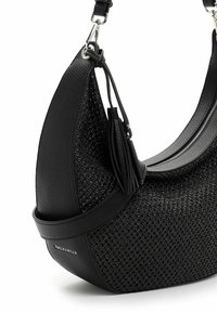 Bolso de hombro negro con un diseño tejido texturizado, acentos de piel suave, cierre con cremallera y un detalle de borla desmontable.