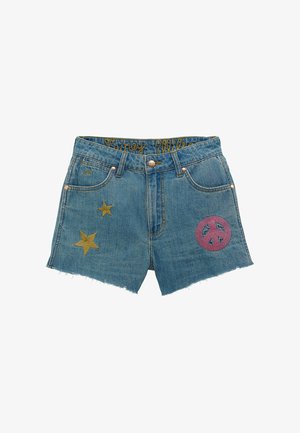 Denim-Shorts mit ausgefransten Kanten, goldenen Stern-Patches am linken Bein, einem pinkfarbenen Peace-Symbol-Patch am rechten Bein und Knopfverschluss in der Taille.
