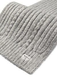 Grå ribbet strikscarf lavet af tykt garn, med en vævet tekstur og et lille mærke. Blødt, varmt og holdbart materiale.