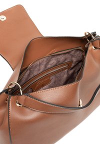 Borsa a tracolla in pelle marrone con una texture liscia, dettagli in metallo color oro e interno decorato; dispone di più scomparti e chiusura con zip.