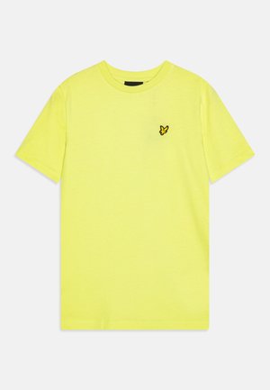 Helles gelbes T-Shirt mit kurzen Ärmeln aus weichem Stoff, das auf der linken Brust ein kleines schwarzes gesticktes Schmetterlingslogo zeigt.
