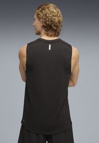 Débardeur sportif noir sans manches avec un col rond, un détail réfléchissant discret à l'arrière, et une texture de tissu lisse et léger.