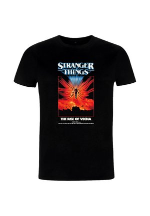 Sort bomulds-T-shirt med "Stranger Things"-grafik. Designet indeholder levende farver med en silhuet mod en flammende baggrund.