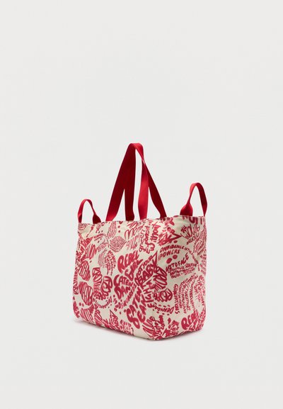 Sac fourre-tout blanc avec texte rouge de style manuscrit et cœurs, comportant quatre poignées rouges, sur un fond clair uni.