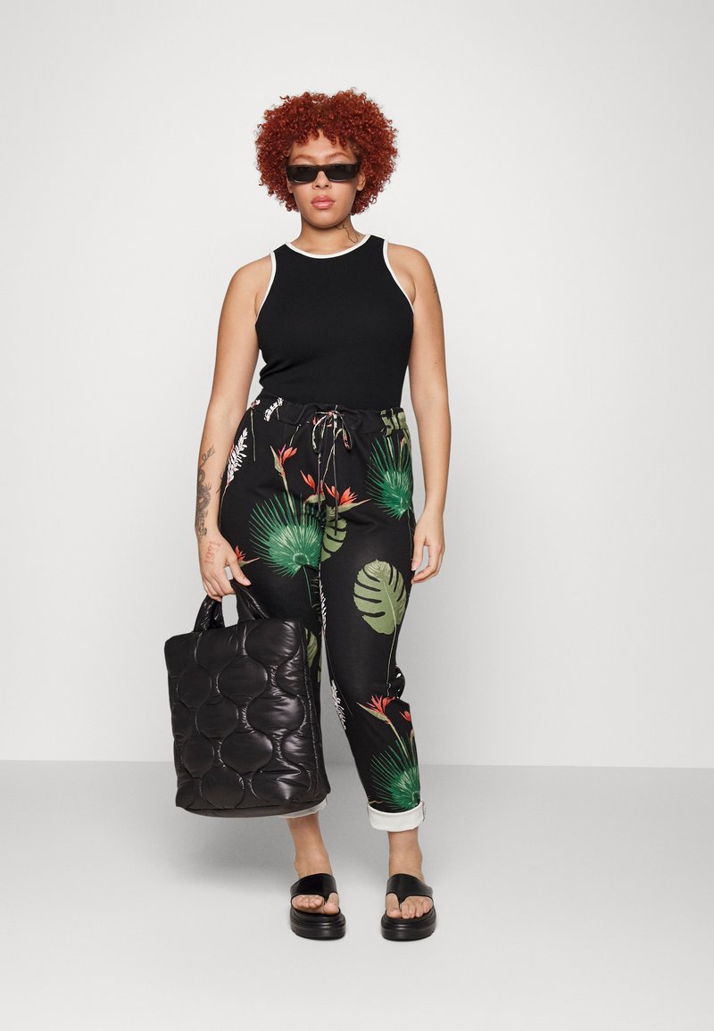 Damen T-Shirts | ONLY Carmakoma CARFENJI CONTRAST Top black/cloud dancer/schwarz - XT43835 Damen T-Shirts | ONLY Carmakoma CARFENJI CONTRAST Top black/cloud dancer/schwarz - XT43835