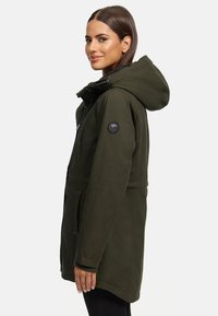 Parka vert olive avec une capuche, fermeture éclair à l'avant et poches latérales. Présente un patch logo noir sur la manche et des poignets côtelés pour un ajustement confortable.