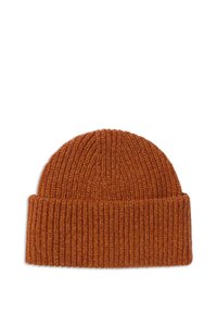 Rustfarbener Strickbeanie mit umgeschlagenem Saum und gerippter Textur, auf einem weißen Hintergrund präsentiert.