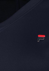 Maglietta sportiva color navy con scollo a V, texture liscia e un piccolo logo multicolore sul petto.