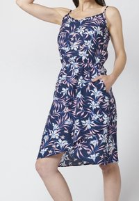 Navy kukkakuosi mekko, jossa on vaaleanpunaisia ja valkoisia kukkia, hihaton malli, elastinen vyötärö ja sivutaskut. Kevyt kangas.