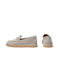 Beige suede instappers met een gestikt ontwerp, rubberen zool en tonale accenten. Voorzien van een zijstrikdetail en een licht verhoogde, gewoven zool.