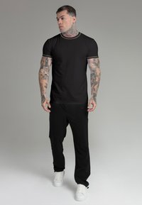 SIKSILK MUSCLE FIT  - Osnovna majica kratkih rukava - black