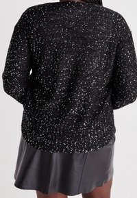 Vero Moda Curve Stickad tröja - black