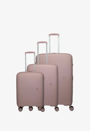 Set van drie roze harde koffers met telescopische handgrepen en vier zwenkwielen, gerangschikt van klein naar groot.