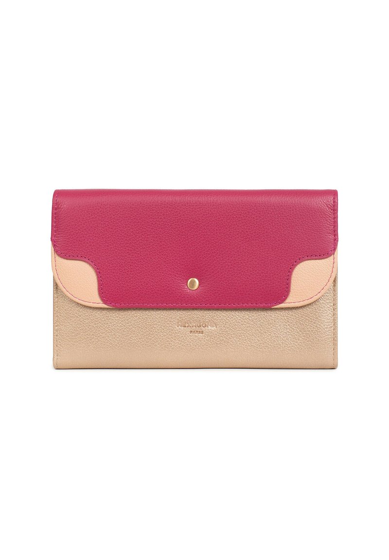 Portafoglio in pelle con un risvolto superiore rosa, fondo beige chiaro e dettagli arrotondati. Include una chiusura a scatto dorata e logo impresso.