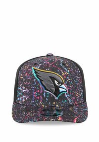 Baseballmütze mit einem schwarzen Spritzmuster, ausgestattet mit einem erhaben gestickten Logo eines Vogels. Strukturierte Form mit einem flachen Schirm.