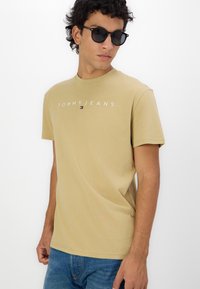 Tommy Jeans LINEAR LOGO TEE - T-shirt - bas - relic tan