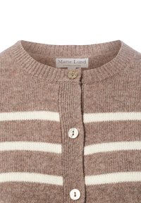Bruine gebreide cardigan met witte horizontale strepen, ronde halslijn en drie parelachtige knopen aan de voorkant.