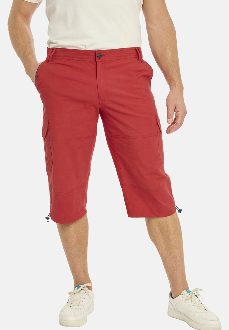 Rote Cargo-Shorts mit einem Reißverschlussfach, knielang, aus leichtem Stoff. Verfügt über verstärkte Nähte und einen verstellbaren Saum mit Kordelzug.