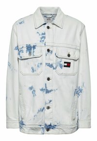 Weiße Denimjacke mit blauen Batikmustern, zwei Brusttaschen und einem schwarzen und roten Logo-Patch auf der linken Seite. Mit silbernen Knopfverschlüssen.