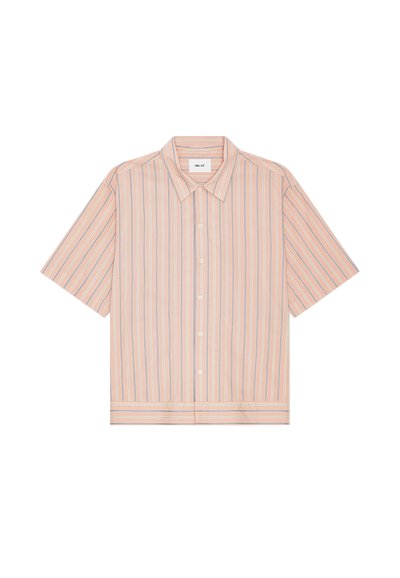 Chemise à manches courtes boutonnée avec fond pêche et fines rayures verticales blanches et bleues, avec un col pointu.