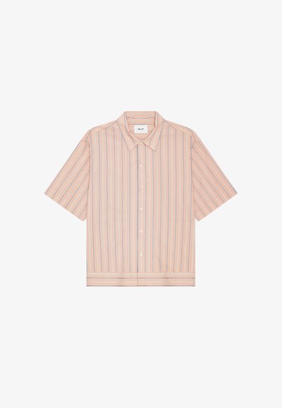 Chemise à manches courtes boutonnée avec fond pêche et fines rayures verticales blanches et bleues, avec un col pointu.