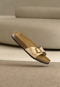 Non sélectionné, gold-coloured