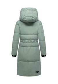 Vadderad lång kappa i mintgrön, med huva, kviltad design och svarta ärmar. Inkluderar en logotypapplikation på den nedre ryggen.
