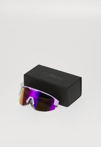 Occhiali da sole con una tonalità viola e un design elegante. Montatura di un tenue colore lavanda, lenti riflettenti che sfumano tra giallo e viola. La scatola presenta un marchio nero.
