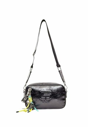 Borsa a tracolla rettangolare in pelle nera con tracolla regolabile e accessori colorati per portachiavi attaccati.