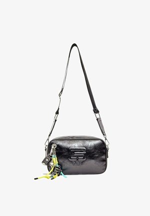Borsa a tracolla rettangolare in pelle nera con tracolla regolabile e accessori colorati per portachiavi attaccati.