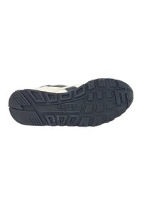 Suola di scarpa in gomma nera con motivo testurizzato per la presa, con un intersuola che presenta accenti bianchi a contrasto e logo del brand in rilievo.