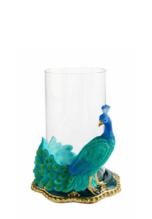 Klar cylindrisk glas med en dekorativ påfuglefigur ved bunden, med levende blå og grønne fjer og en stand med guldkant.