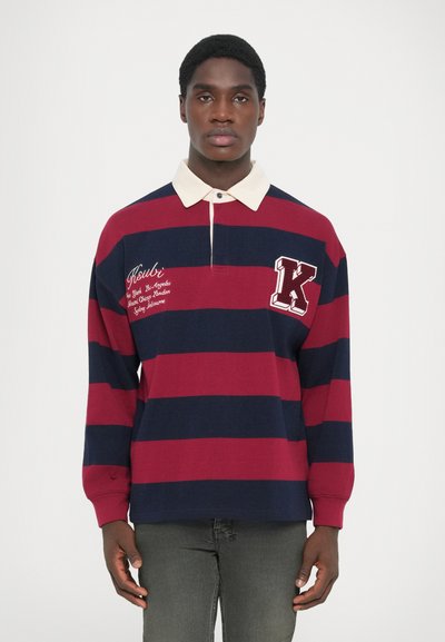 Langsleeve polo shirt in rood en marineblauwe horizontale strepen, featuring een crèmekleurige kraag en geborduurd logo op de borst. Van katoen.