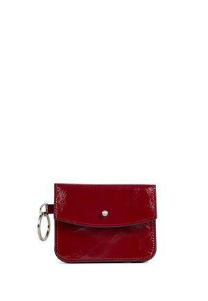 Petit étui en cuir rouge foncé brillant avec rabat et fermeture à bouton-pression, avec un porte-clés argenté attaché sur le côté.