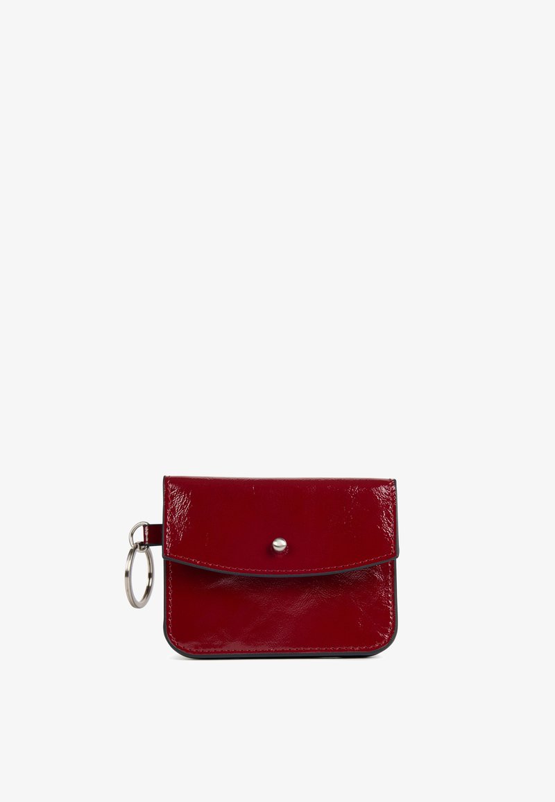Petit étui en cuir rouge foncé brillant avec rabat et fermeture à bouton-pression, avec un porte-clés argenté attaché sur le côté.