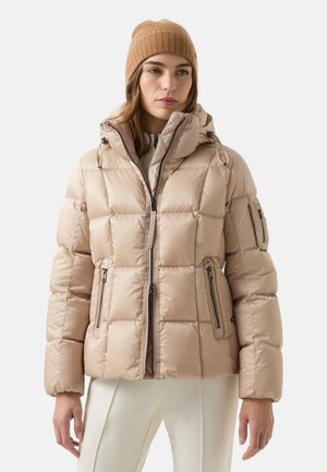 Beige gewatteerde jas met een capuchon, voorzien van een doorgestikt ontwerp, twee ritszakken aan de voorkant en een glanzende, gladde textuur.