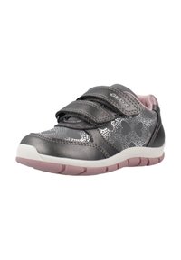 Zapatillas grises con cuero sintético y tejido, que presentan un estampado metálico de leopardo, doble correa de Velcro y una suela rosa.