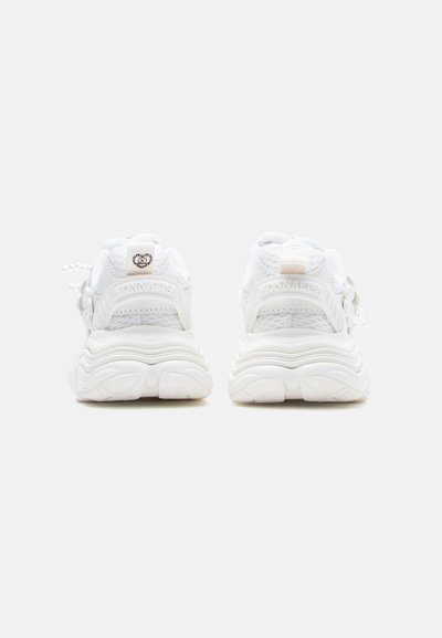 Λευκά αθλητικά παπούτσια με υφασμάτινο επάνω μέρος με υφή, στρογγυλεμένη φτέρνα και παχιά πλαστική σόλα. Διαθέτουν ελάχιστα μεταλλικά στοιχεία και σήμανση στη φτέρνα.