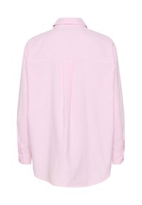 Chemise rose pâle à manches longues vue de dos, avec col, poignets boutonnés et un pli central au dos.