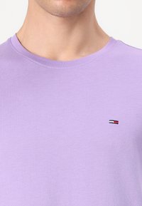 Tommy Jeans SLIM TEE - T-shirt - bas - purple