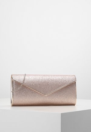 Metaliczna kopertówka w kolorze różowego złota z błyszczącą fakturą, trójkątnym zapięciem na klapę oraz srebrnym łańcuszkiem na ramię. Gładkie krawędzie o eleganckim cylindrycznym kształcie.
